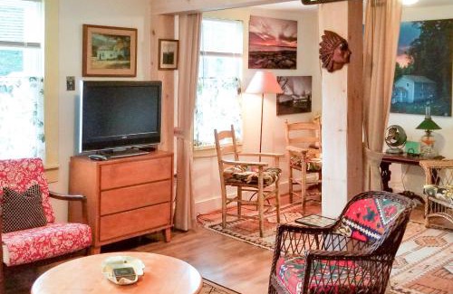 Northfield House | Cozy Cottage with Yard & Grill - Perfect for Family Getaways