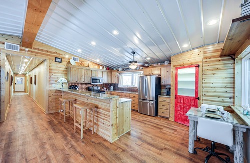 Gouldbusk House | Relaxing Coleman Retreat on 300 Acres with Hot Tub Access