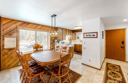Lakeshore Condo | Cozy Condo with Pool & Hot Tub - Steps from Huntington Lake