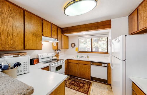 Lakeshore Condo | Cozy Condo with Pool & Hot Tub - Steps from Huntington Lake