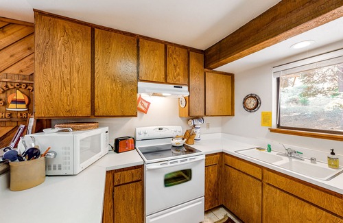 Lakeshore Condo | Cozy Condo with Pool & Hot Tub - Steps from Huntington Lake