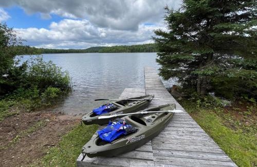 Nominingue House | Cozy Cottage Retreat by the Lake for Family Adventures