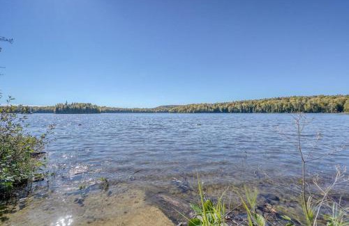 Nominingue House | Cozy Cottage Retreat by the Lake for Family Adventures