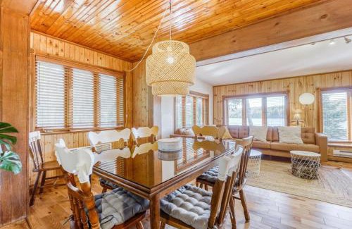 Nominingue House | Cozy Cottage Retreat by the Lake for Family Adventures
