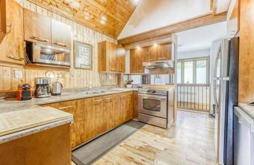 Nominingue House | Cozy Cottage Retreat by the Lake for Family Adventures