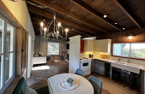 Geyserville Cottage | Cozy Cottage Retreat with Child-Friendly Amenities
