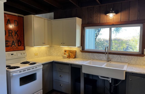 Geyserville Cottage | Cozy Cottage Retreat with Child-Friendly Amenities