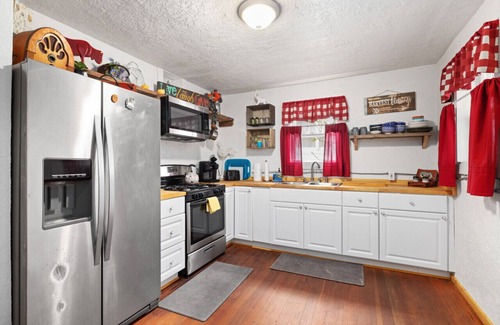 Central - Terry House | Pet-Friendly Bo's Howard Hideaway Cottage with Fenced Yard