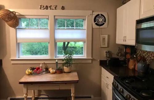 New London Cottage | Cozy Cottage Retreat with Spa and Hot Tub by the Brook
