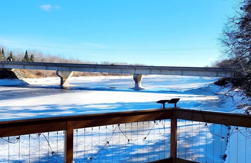Brookston Cottage | Picturesque Rustic Cottage on the River - Perfect for Families