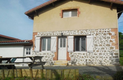 Chamboeuf Cottage | Cozy Gite Aveizieux: 2 Bedrooms with Spa and Kitchen