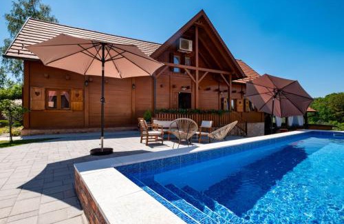 Kravarsko House | Cozy Cottage with Heated Pool - 4-Star Guest Rated Stay