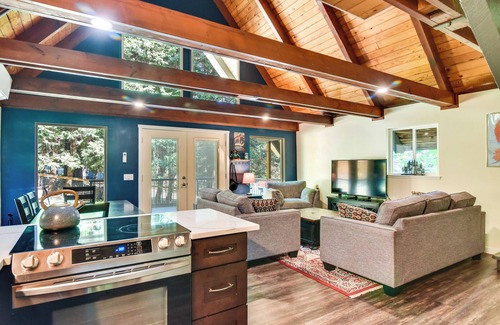 Mount St. Helens Cabin | Cozy Cougar Cabin with Fire Pit & Pet-Friendly Comfort