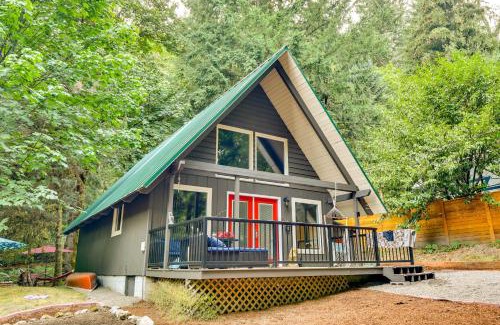 Mount St. Helens House | Cozy Cougar Cabin: Pet-Friendly Retreat with Fire Pit