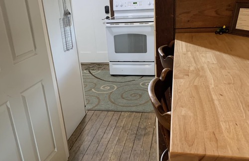 Joso House | Cozy Cowboy Bunkhouse: Pet-Friendly Retreat with Pool