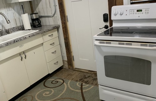 Joso House | Cozy Cowboy Bunkhouse: Pet-Friendly Retreat with Pool