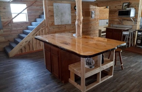 Roundup Cabin | Rustic Cowboy Lodge: Explore Nature with Hot Tub & Dining