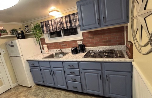Smallwood Cabin | Charming Smallwood Cabin: 9.8 Rated & Pet Friendly Escape