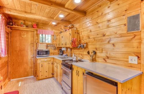 Government Camp House | Cozy Cabin Retreat: Fast WiFi, Games & Close to Fun
