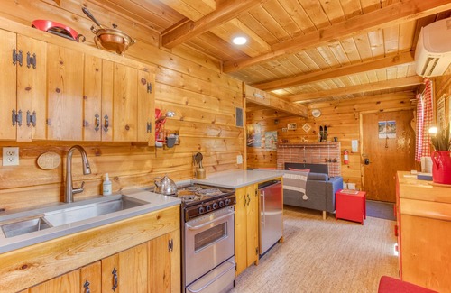 Government Camp House | Cozy Cabin Retreat: Fast WiFi, Games & Close to Fun
