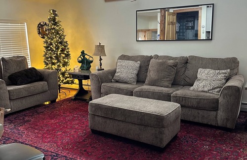 Oneida Apartment | Cozy 1-Bedroom Retreat with Kitchen & Breakfast Options