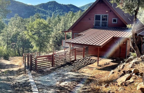 Crown King Cabin | Rustic Crown King Cabin: Pet-Friendly Retreat with Lake Views