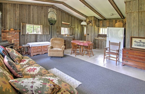 De Tour Village Cabin | Cozy De Tour Village Cabin with Deck by Lake Huron