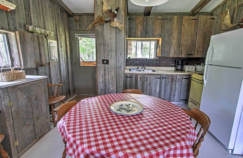 De Tour Village Cabin | Cozy De Tour Village Cabin with Deck by Lake Huron