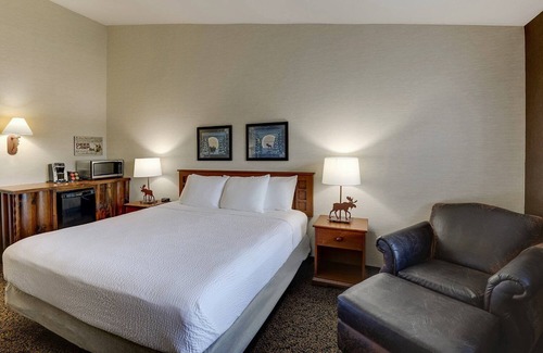Columbia Hotel | Inviting King Bed Retreat in Stoney Creek with Breakfast