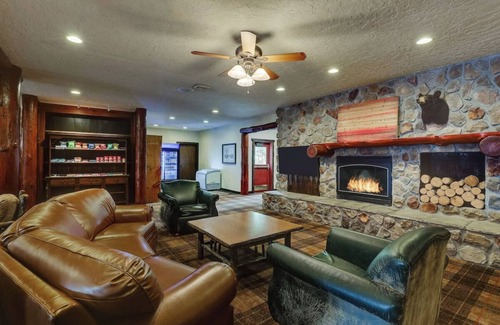 Columbia Hotel | Inviting King Bed Retreat in Stoney Creek with Breakfast