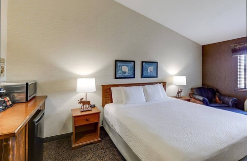 Columbia Hotel | Inviting King Bed Retreat in Stoney Creek with Breakfast