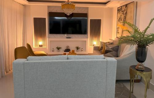 Cerro Alto Apartment | Rustic Elegance St: Family-Friendly Oasis with Pool Access