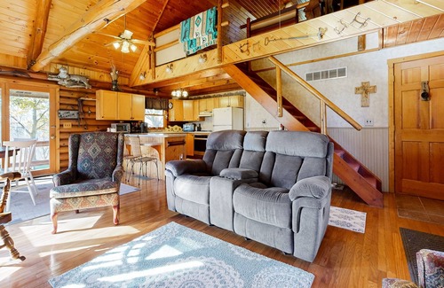 Buffalo Prairie Cabin | Cozy Dog-Friendly Cabin with Fireplace & Great Amenities