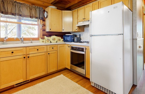 Buffalo Prairie Cabin | Cozy Dog-Friendly Cabin with Fireplace & Great Amenities