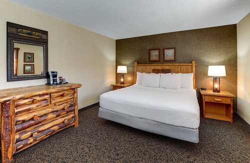 Galena Hotel | Rustic Elegance in Galena: Indoor Pool & Scenic Views