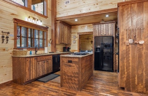Broken Bow Cabin | Elegant Retreat with Oceanfront Views and Spa Amenities