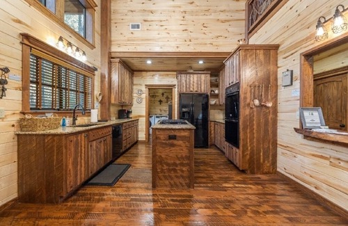 Broken Bow Cabin | Elegant Retreat with Oceanfront Views and Spa Amenities