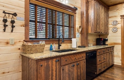 Broken Bow Cabin | Elegant Retreat with Oceanfront Views and Spa Amenities
