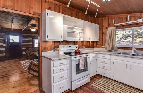 Weaverville Cabin | Scenic Retreat Near Downtown: Hot Tub & Mountain Views