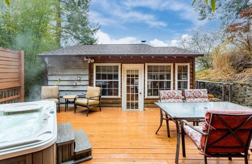 Weaverville Cabin | Scenic Retreat Near Downtown: Hot Tub & Mountain Views