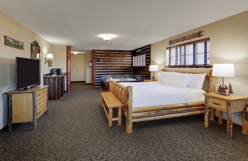 Moline Hotel | Cozy Retreat by the Mississippi with Pool & Pet Friendly Options