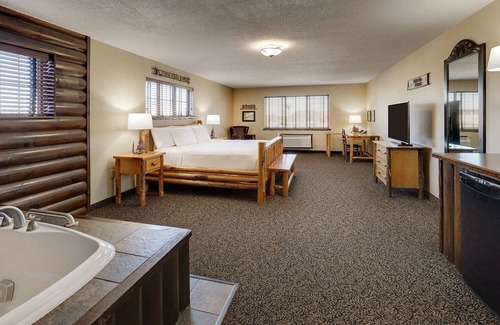 Moline Hotel | Cozy Retreat by the Mississippi with Pool & Pet Friendly Options