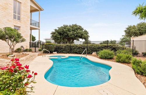 New Braunfels House | Romantic King Suite with Kitchenette Near Gruene Hall