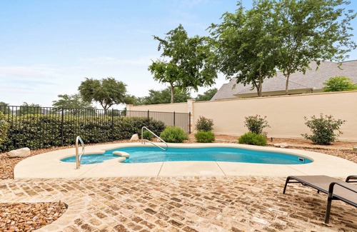 New Braunfels House | Romantic King Suite with Kitchenette Near Gruene Hall