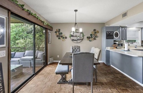 Umatilla House | Enchanting Lake Retreat with Jacuzzi and Scenic Views