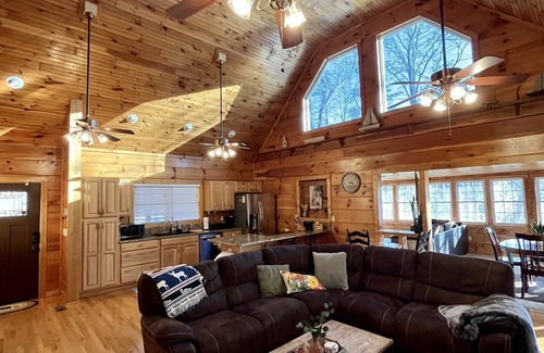 Fair Play Cabin | Escape to Lake Hartwell: Pet-Friendly Retreat Awaits!