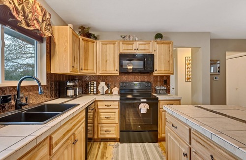 Estes Park House | Rustic Estes Park Home with Private Hot Tub & Pool Access