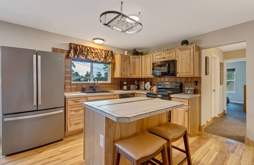 Estes Park House | Rustic Estes Park Home with Private Hot Tub & Pool Access