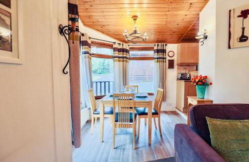 Liverton Villa | Beautiful Rustic Fawn Lodge - Devon Holiday Retreat