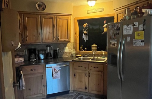 Bryan House | Rustic Retreat Near TEXAS A&M - Pet and Child Friendly